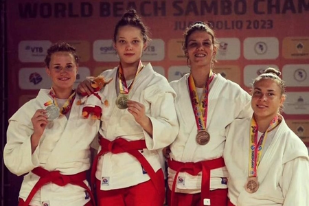 Samboka Sacha Buwalda verovert zilver op WK Beach Sambo in de Dominicaanse Republiek.